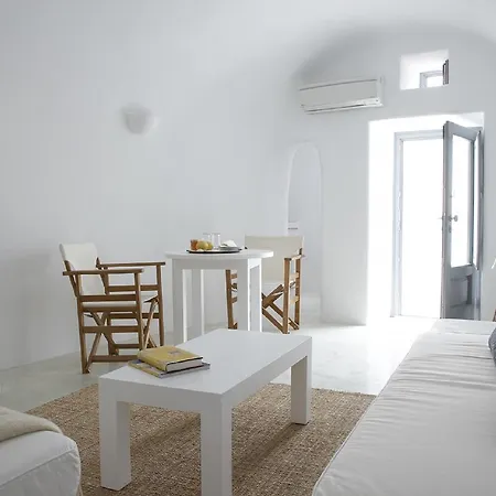 White Villa Oia (Santorini)