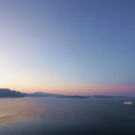 White Villa Oia (Santorini)
